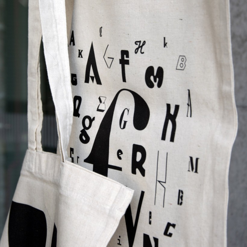 Bag DA-fonts dettaglio Dettaglio del retro della Bag DA-fonts che utilizza i caratteri di 48 Original Fonts, un progetto sperimentale che mescola diverse fonti di ispirazione.