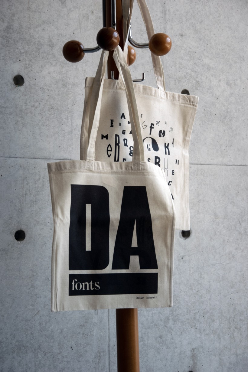Bag DA-fonts dettaglio Bag DA-fonts, un vero e proprio "pastiche" culturale, un omaggio al potere espressivo dei diversi stili tipografici.