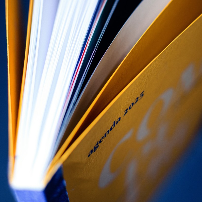 Confindustria Veneto EST Agenda 2025 dettaglio Dettaglio della carta Sirio Color Giallo per la copertina Agenda Confindustria Veneto EST 2025