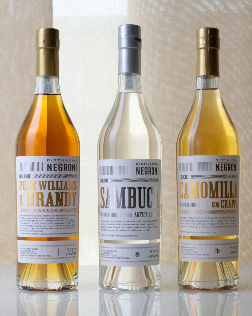 Liquori Negroni: Pere Williams e Brandy, Camomilla con Grappa, Sambuca dettaglio Pere Williams e Brandy, Camomilla con Grappa, Sambuca: tre classici della tradizione