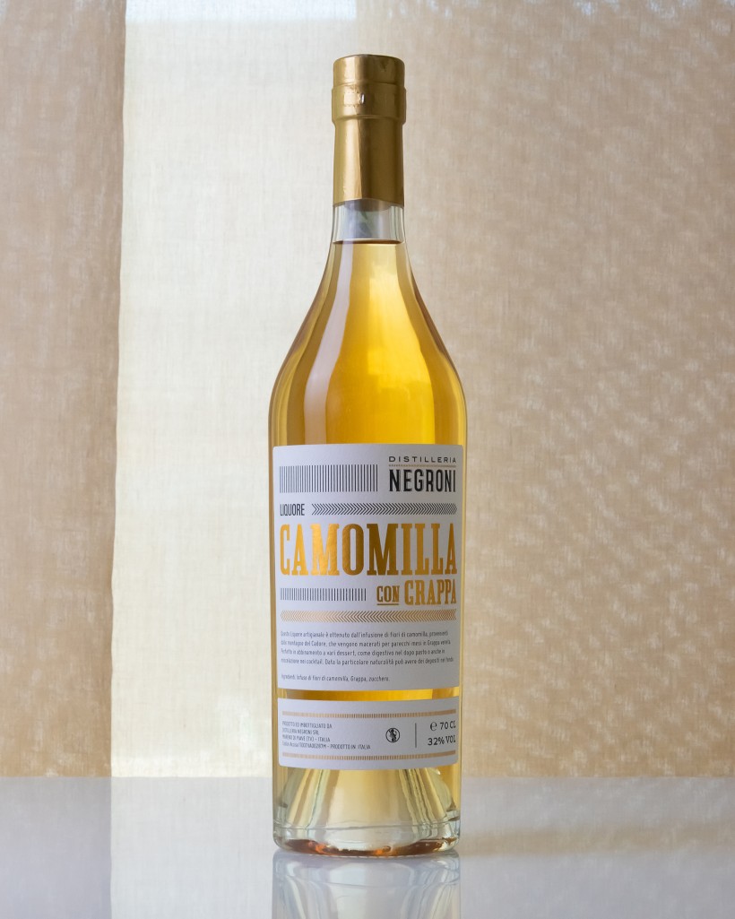 Liquori Negroni: Pere Williams e Brandy, Camomilla con Grappa, Sambuca dettaglio Dettaglio Camomilla con Grappa Distilleria Negroni