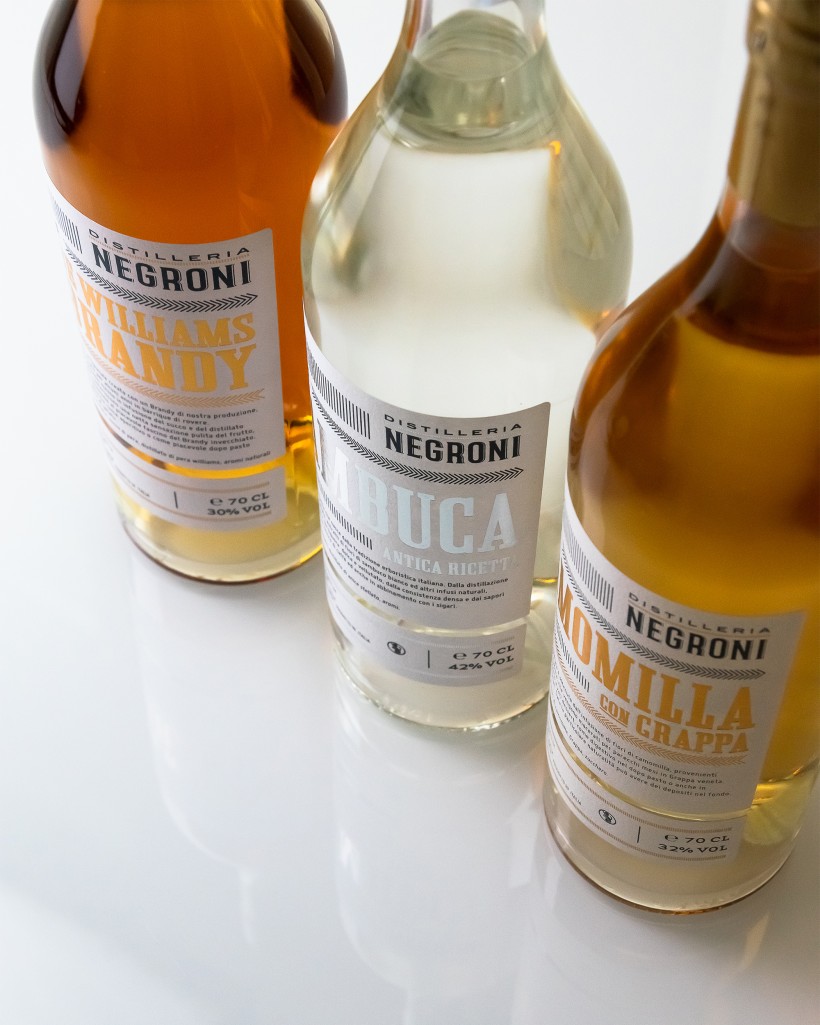 Liquori Negroni: Pere Williams e Brandy, Camomilla con Grappa, Sambuca dettaglio Dettaglio etichette Pere Williams e Brandy, Camomilla con Grappa, Sambuca