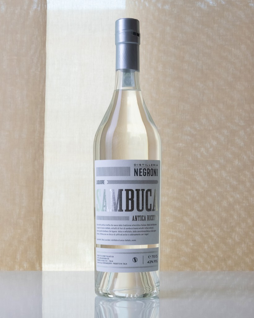 Liquori Negroni: Pere Williams e Brandy, Camomilla con Grappa, Sambuca dettaglio Dettaglio Sambuca Distilleria Negroni