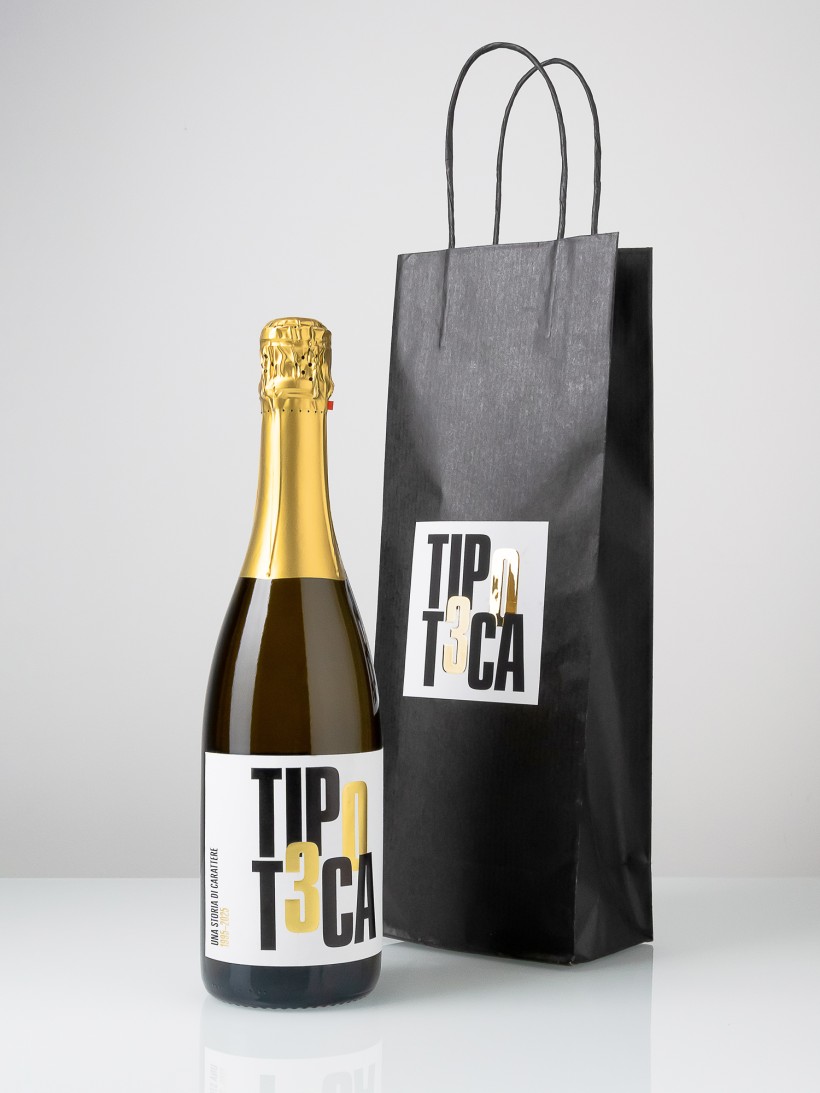 Logo celebrativo per i 30 anni della Tipoteca Italiana Fondazione dettaglio Bottiglia e packaging con logo Tipoteca Italiana, 30 anni