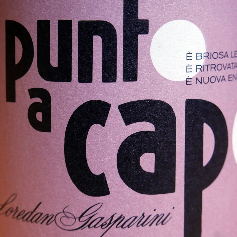 Punto a Capo - Vino e composizione tipografica dettaglio Dettaglio bottiglia di vino Punto a Capo