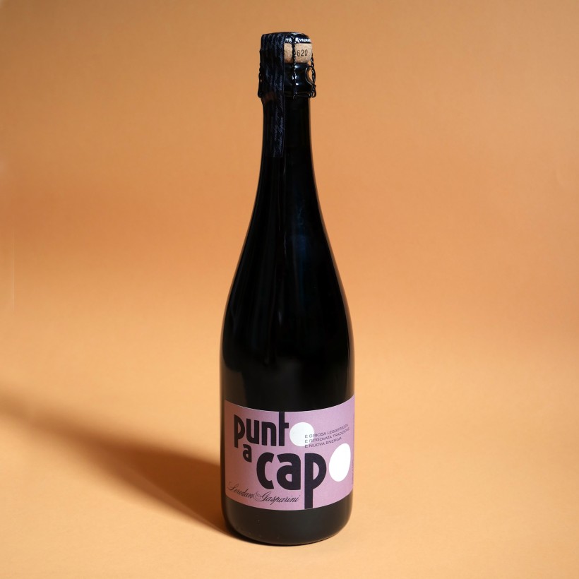 Punto a Capo - Vino e composizione tipografica dettaglio Bottiglia di vino rosso spumante brut di Lorendan Gasparini