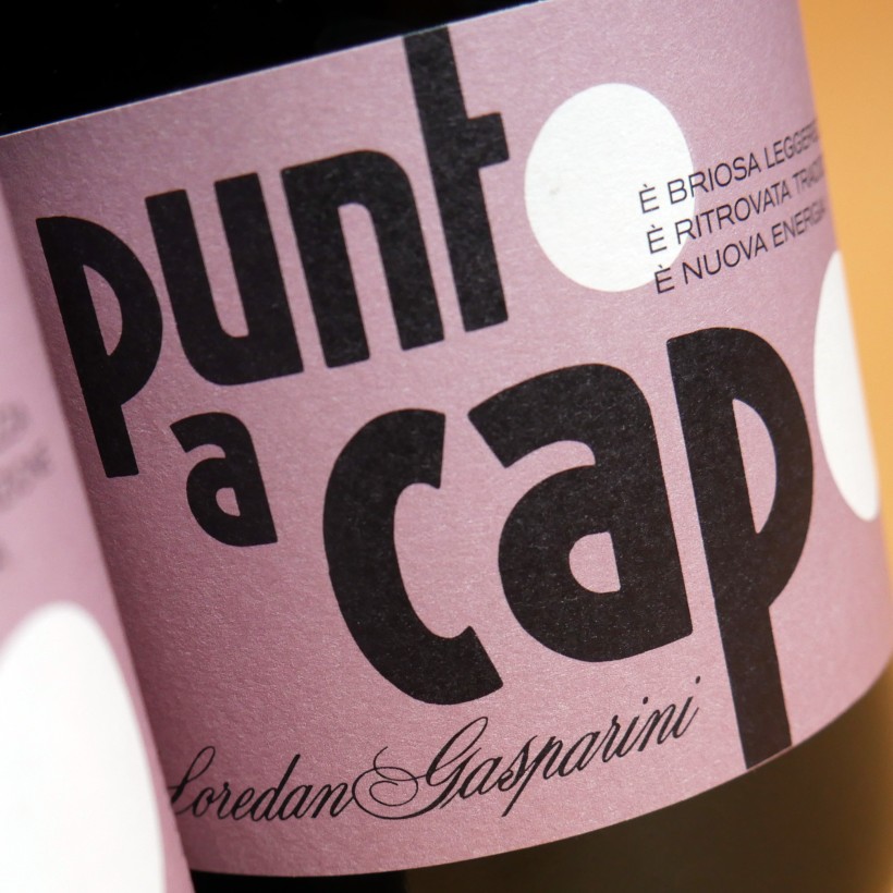 Punto a Capo - Vino e composizione tipografica dettaglio Dettaglio del progetto grafico dell'etichetta di Punto a Capo