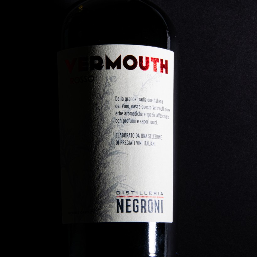 Vermouth Rosso a marchio Distilleria Negroni dettaglio Etichetta del Vermouth Rosso a marchio Distilleria Negroni