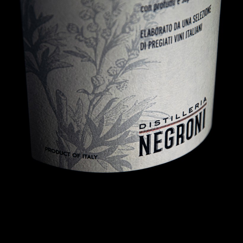 Vermouth Rosso a marchio Distilleria Negroni dettaglio Dettaglio dell'illustrazione di Artemisia dell'etichetta del Vermouth Rosso a marchio Distilleria Negroni