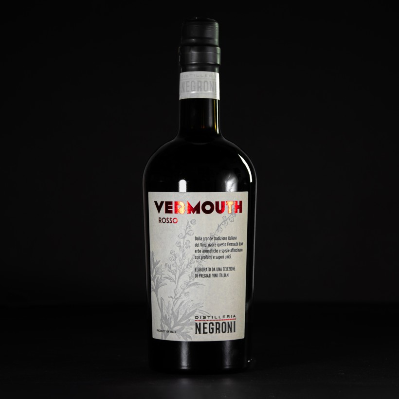 Vermouth Rosso a marchio Distilleria Negroni dettaglio La bottiglia di Design Associati per il Vermouth Rosso a marchio Distilleria Negroni